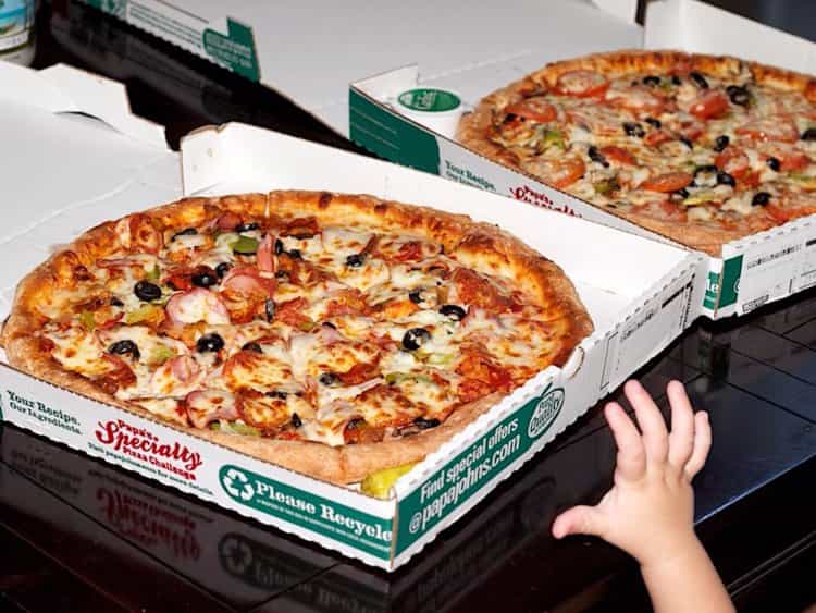 Picture of 2 pizza's. These are the pizza's bought with 10000 BTC