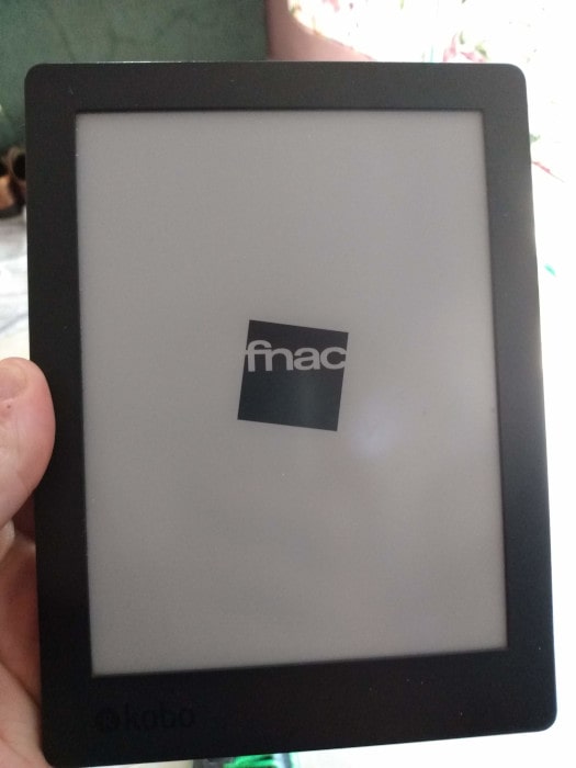 Image of Kobo H20 with a fnac logo in the middle of the screen